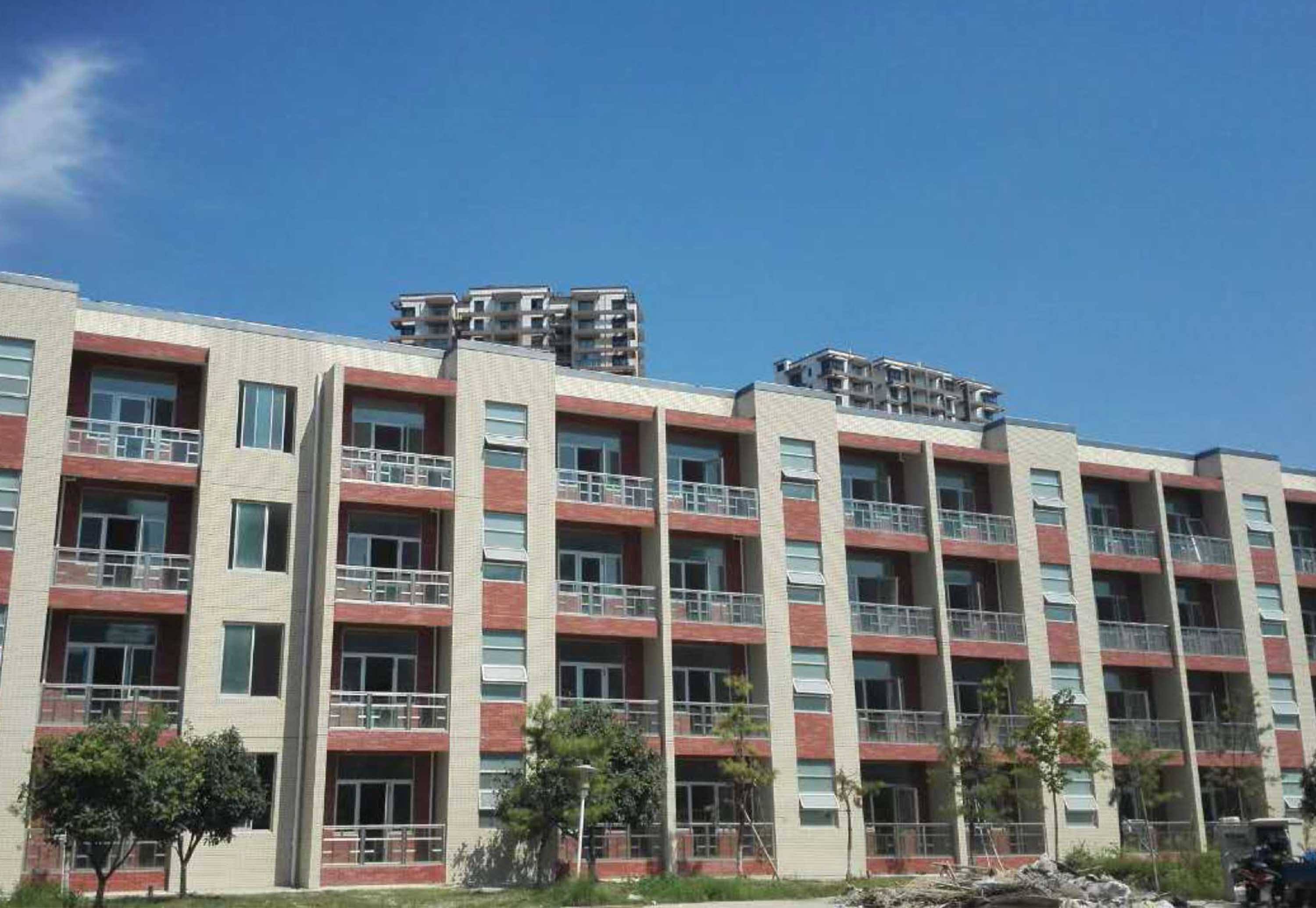 學校外墻翻新裝飾就用軟瓷磚